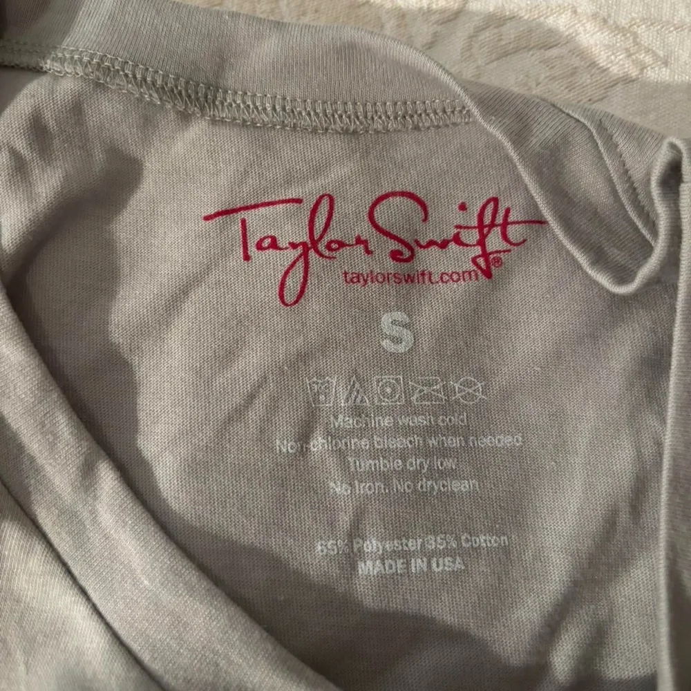 NWT Taylor Swift Limited Edition 2012 Red Era Graphic T-shirt size S - Image 5