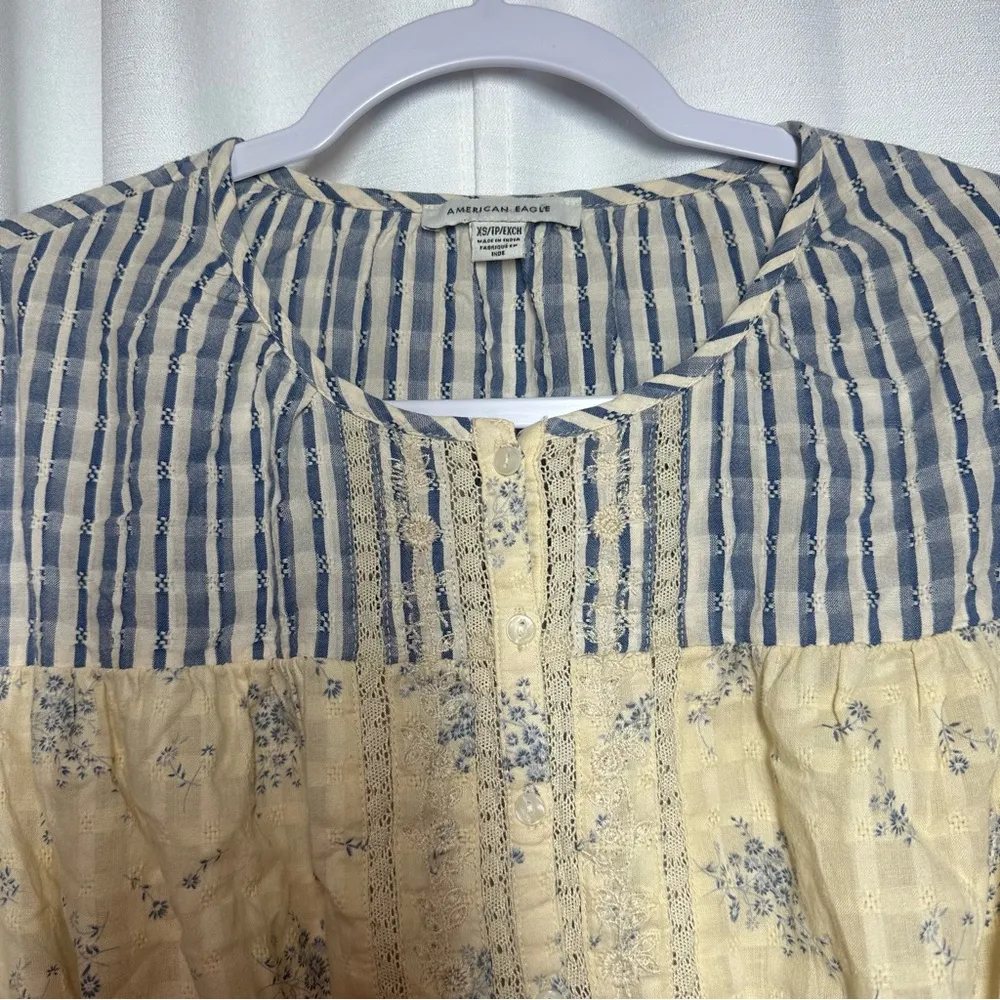 AMERICAN EAGLE Top XS Floral Button Down Peplum Top Lace Embroidery Boho Peasant - Image 3
