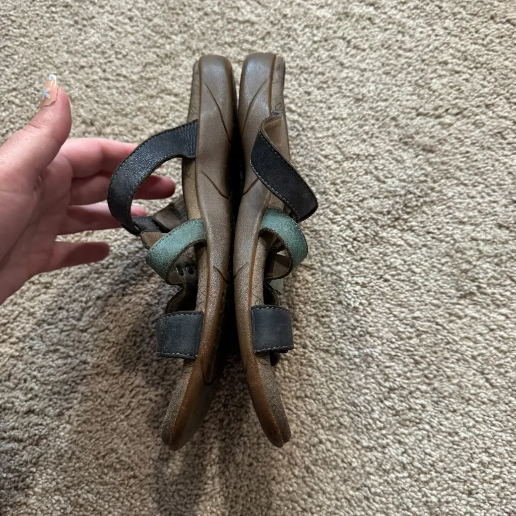 Taos Footwear Triple Leather Strap Sandals Adjustable Women’s Size 9 Silver - Image 4