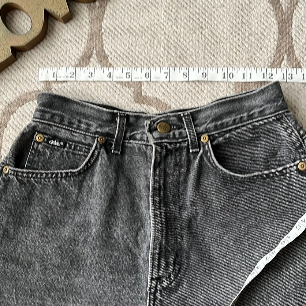 βοΈ Vintage Chic Retro distressed high rise black cutoff 2β inseam Jean shorts Size undefined - Image 9