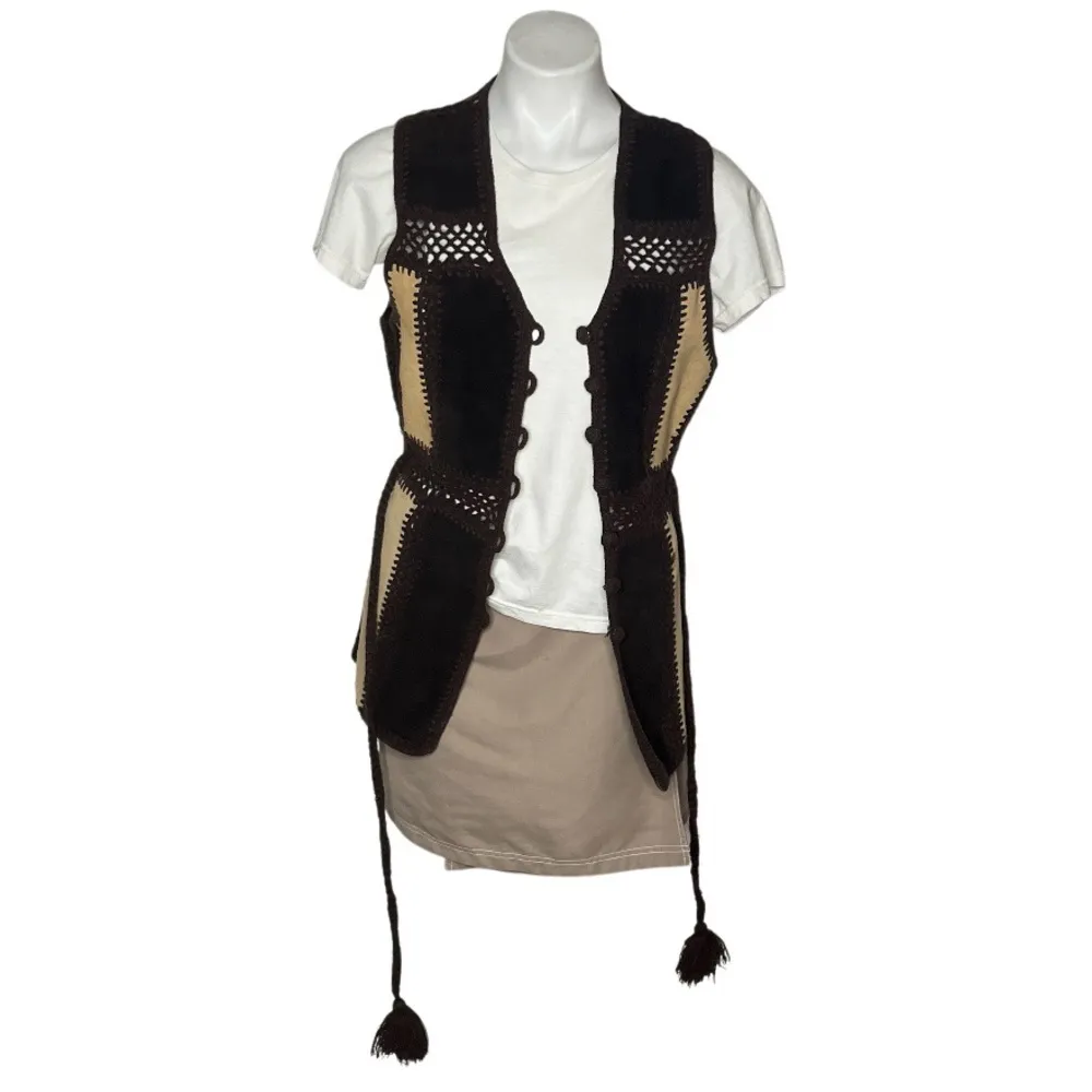 VINTAGE Suede Vest Patchwork Crochet Knit Button Front Tie Belt Size Medium Brown - Image 3