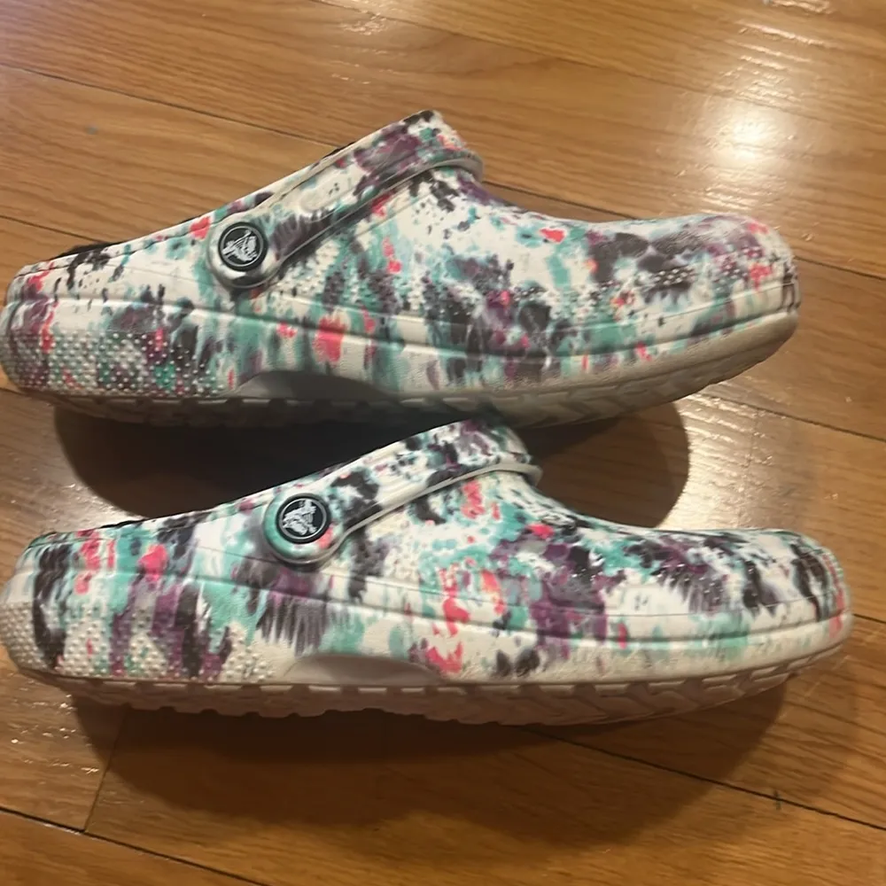 Crocs women’s multi colors lined clog sandals size 10 . - Image 5