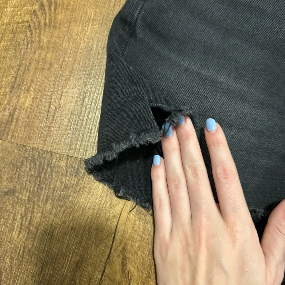 American Eagle Highest Rise Boyfriend Short Sz 2 Black Stretch Denim Raw Hem - Image 4