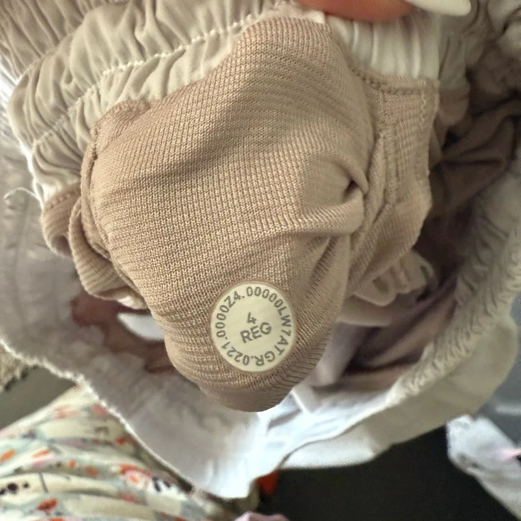 Lululemon Women’s 4 White Hotty Hot Shorts - Image 6