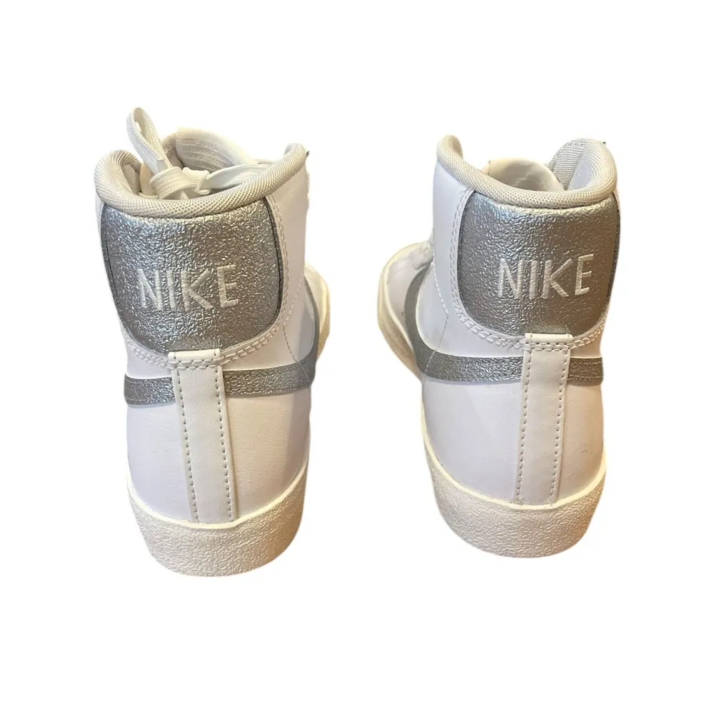 Nike Blazer Mid 77 Essential Sneaker White Metallic Silver Womens Size 7 New - Image 3