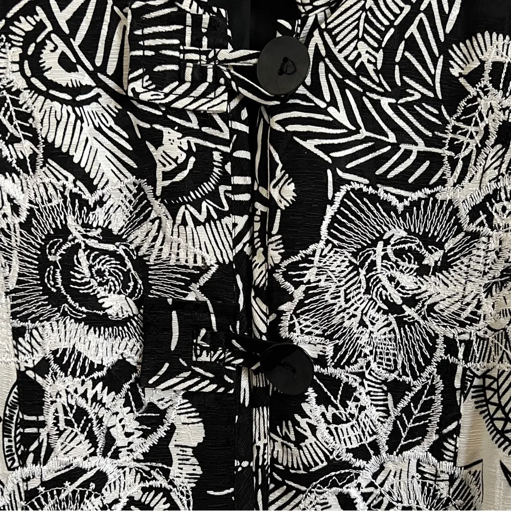 Chico’s Lagenlook Floral Jacket Black & White Botanical Asian Oriental 1 Medium - Image 2