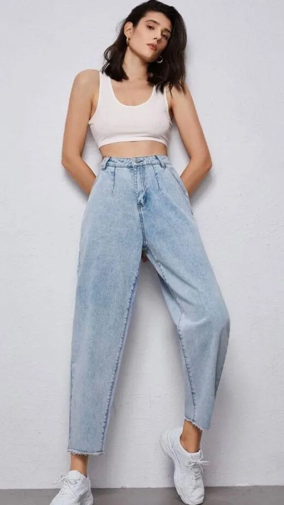 Romwe Light Wash Mom Jeans - Image 3
