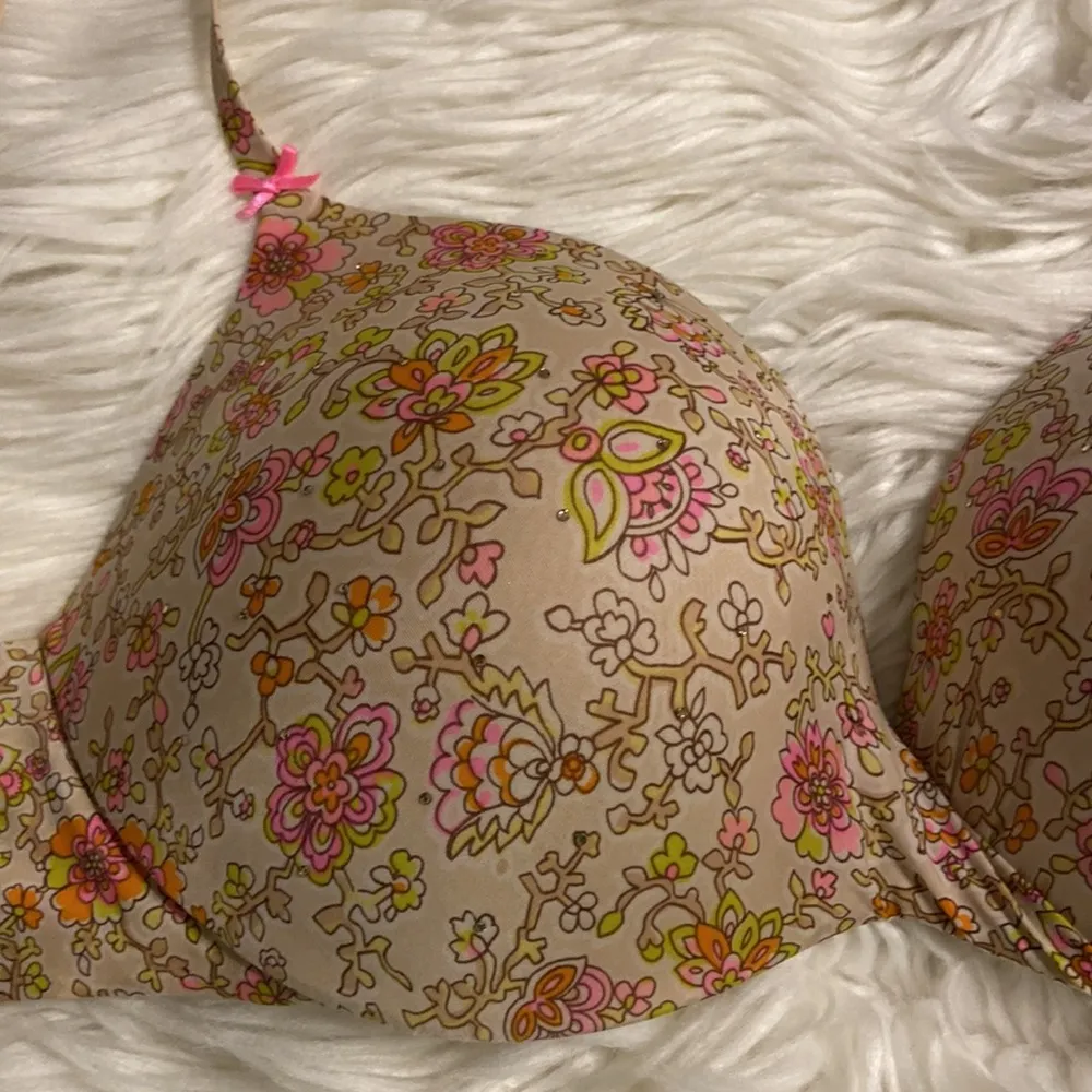 Victoria Secret Bra size 34DD it’s push up bra with adjustable strips - Image 2