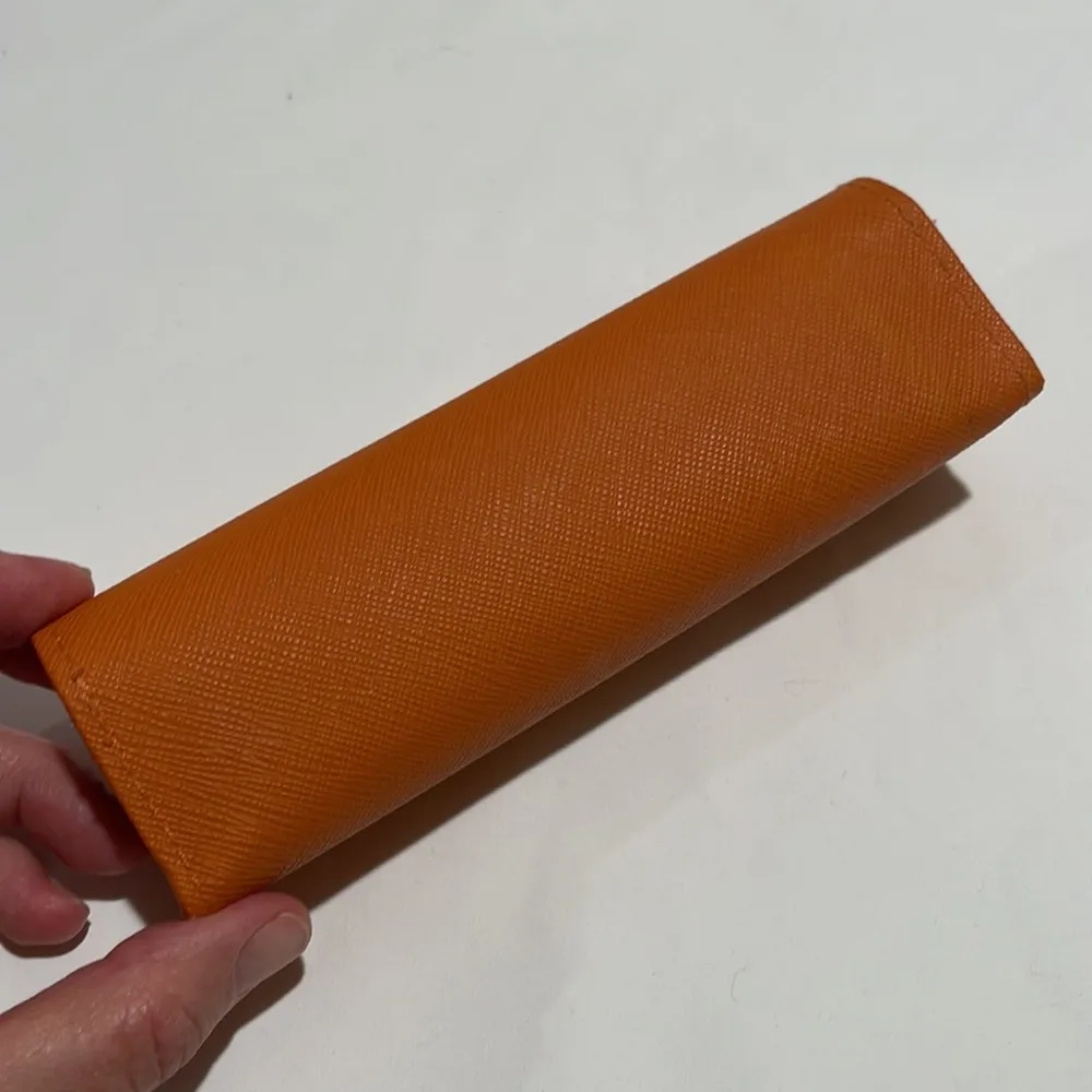 Tory Burch triangle eye glasses case magnetic closure - Image 5