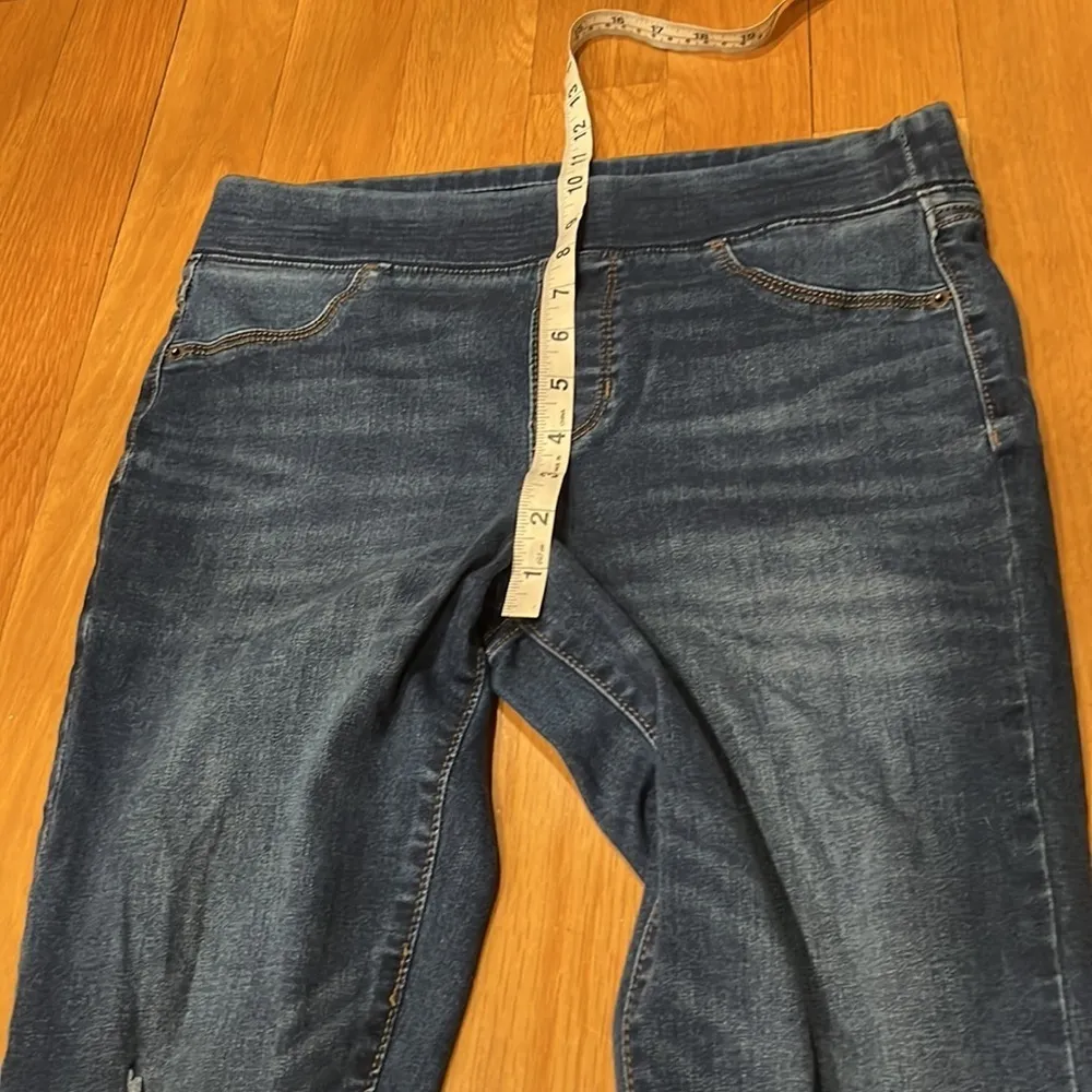 Old Navy women’s rockstar pull on distressed jegging size 8. - Image 3