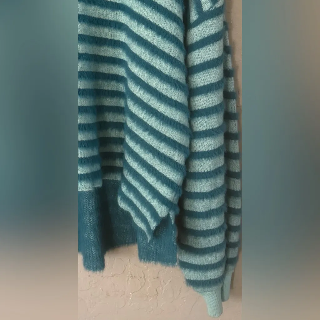 Teal and Light Blue Striped V - Image 3