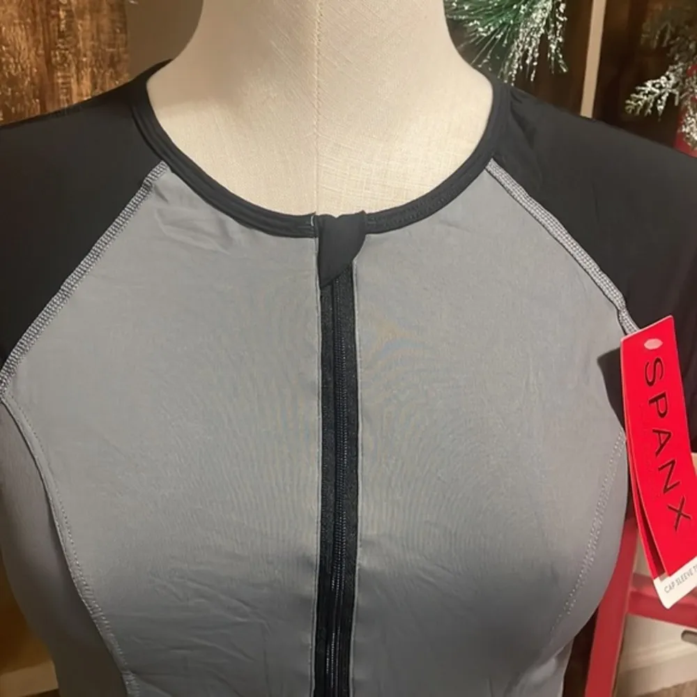 Spanx top womens cap short sleeve UPF50+ cool gray black style SA0115 shirt SzM - Image 62