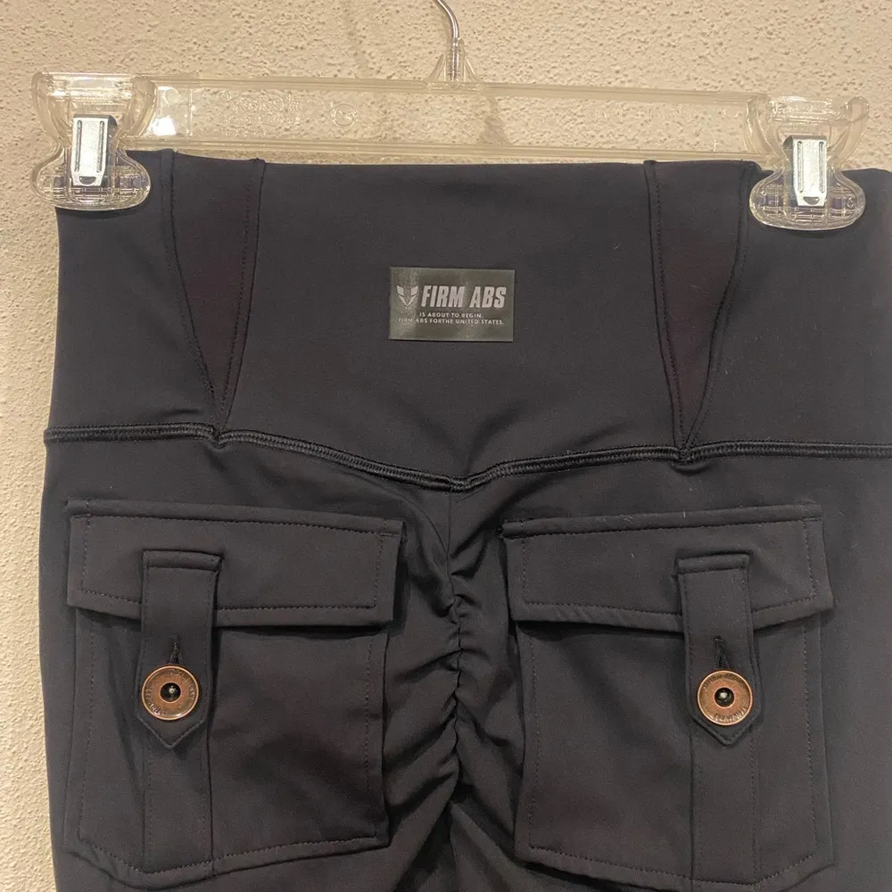 Firm Abs High Waisted Cargo Leggings Size Medium EUC Black - Image 5