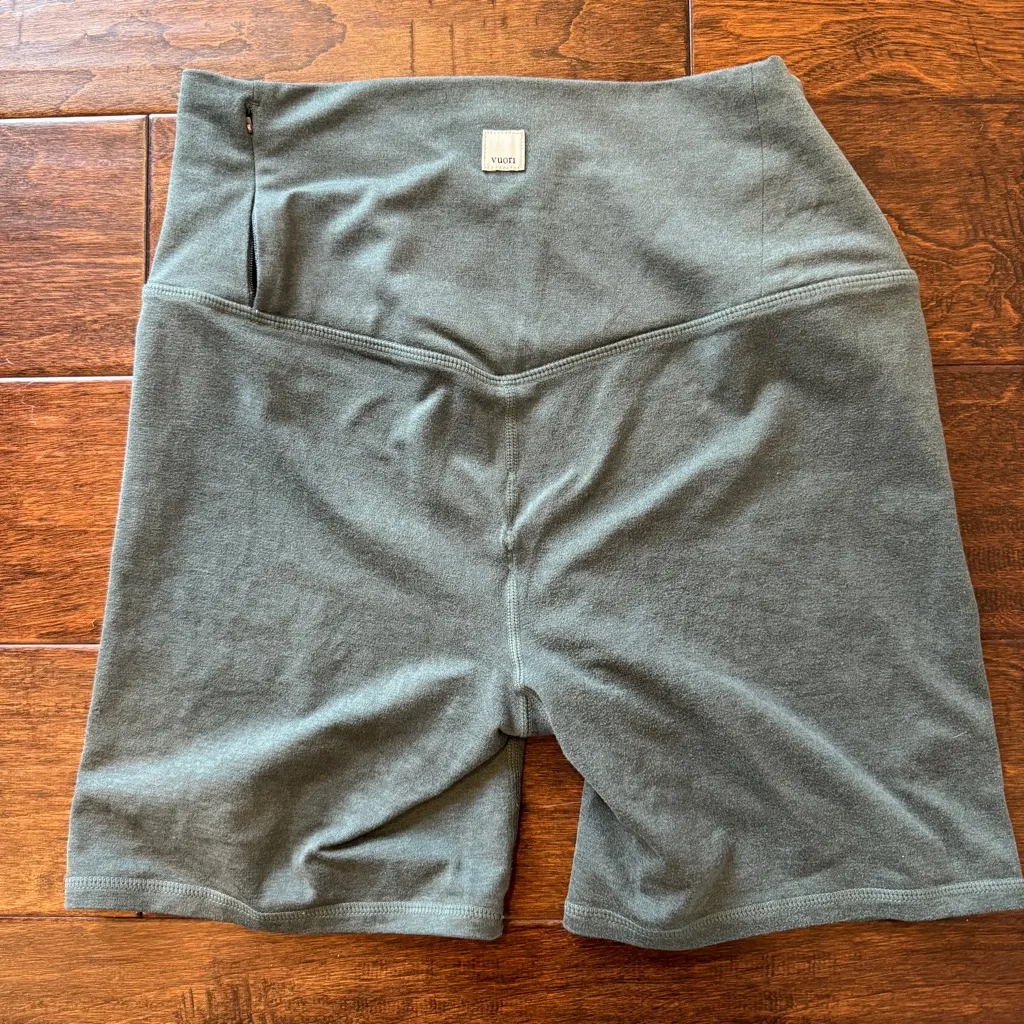 VUORI Clean Elevation Shorty Zipper is BROKEN! See pics for size green - Image 2