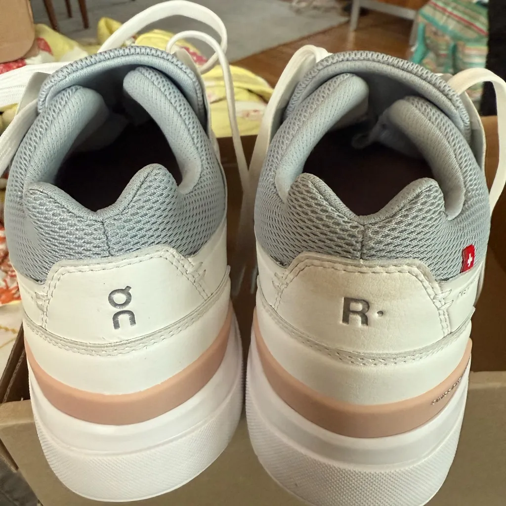 Women’s On Cloud The Roger Advantage 2 White Athletic Tennis Shoes New Size 9.5 - Image 4