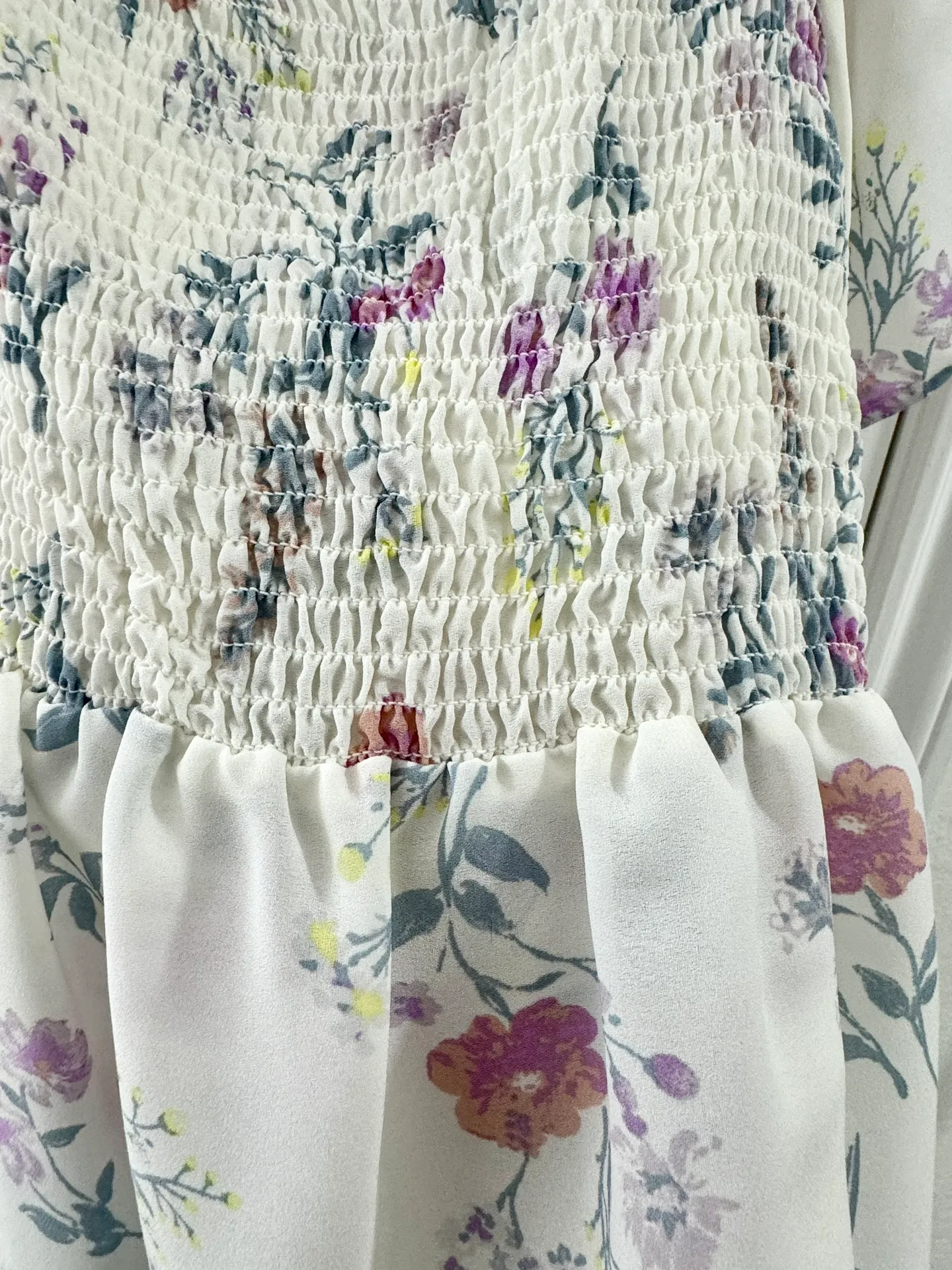 Francesca’s love & piece Floral flowy white ruched blouse- Size Small - Image 3