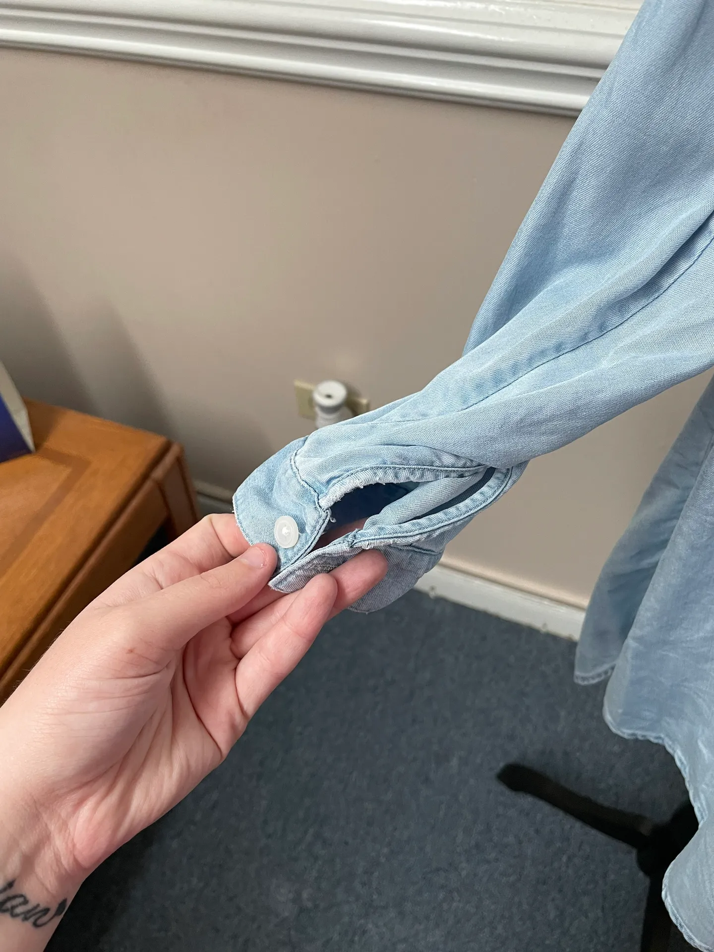 Crown & Ivy Curvy Denim Button Up Blouse - Image 4