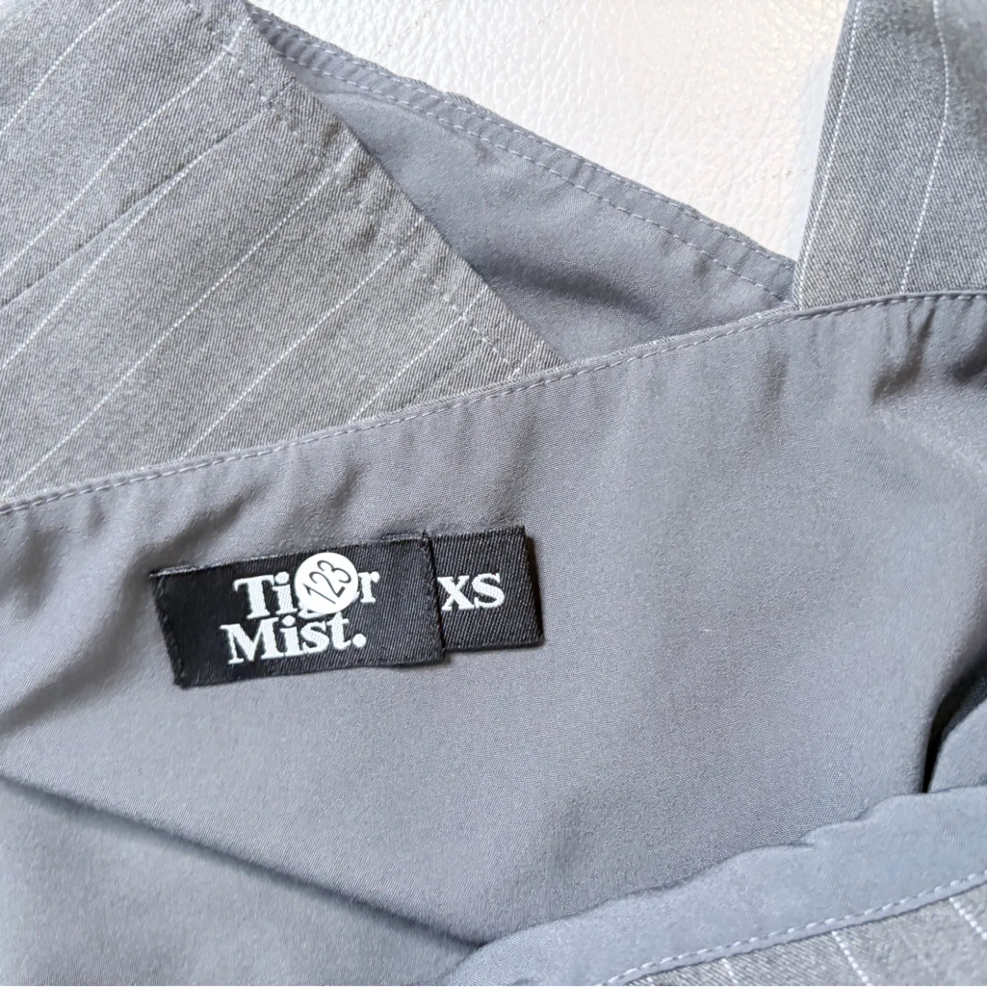 Tiger mist Gray Pinstripe Women's Top crop tuxedo top Xs - Image 4