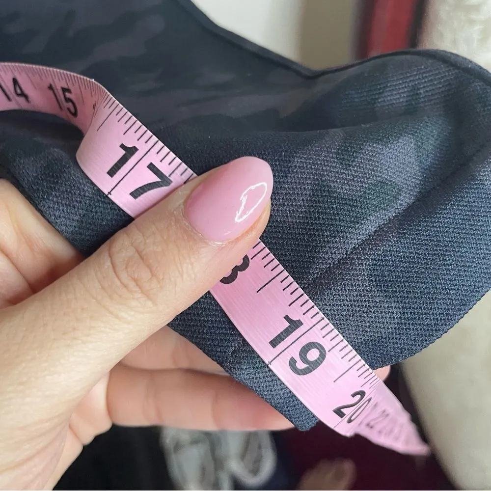 SPANX Look at Me Now Seamless Cropped Camo Leggings- Size Medium - Image 7