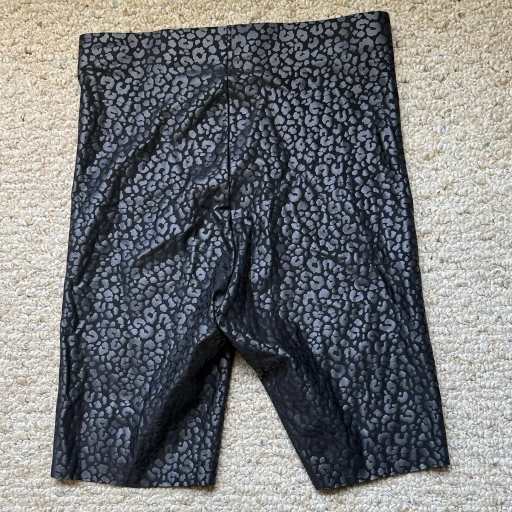 NWT HUE Black Leopard Sleek Effects High-Rise Bike Shorts Size Medium - Image 13