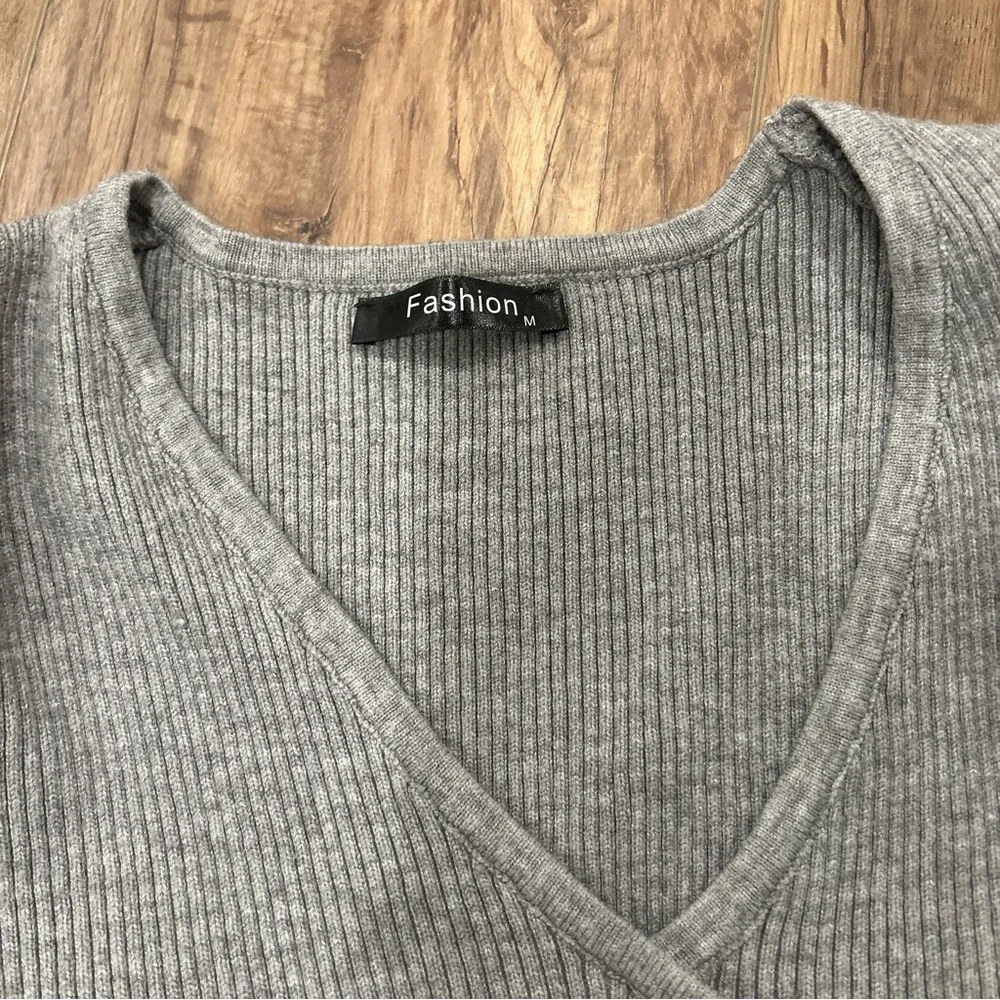 Amazon Fashion Women’s Sz M Faux Wrap Top High Low Grey Shirt Stretchy Ribbed - Image 3