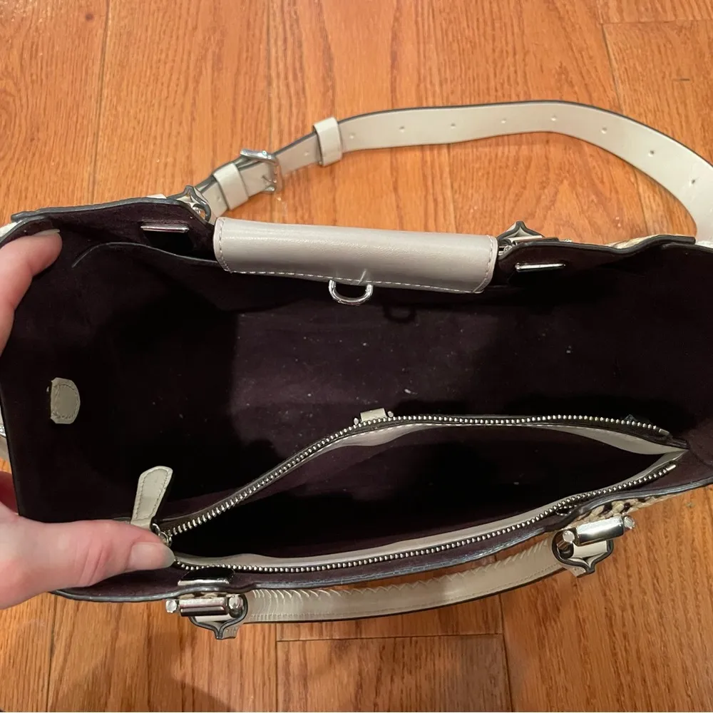 Michael Michael Kors Blakely Medium Crossbody Bag Light Cream - Image 3