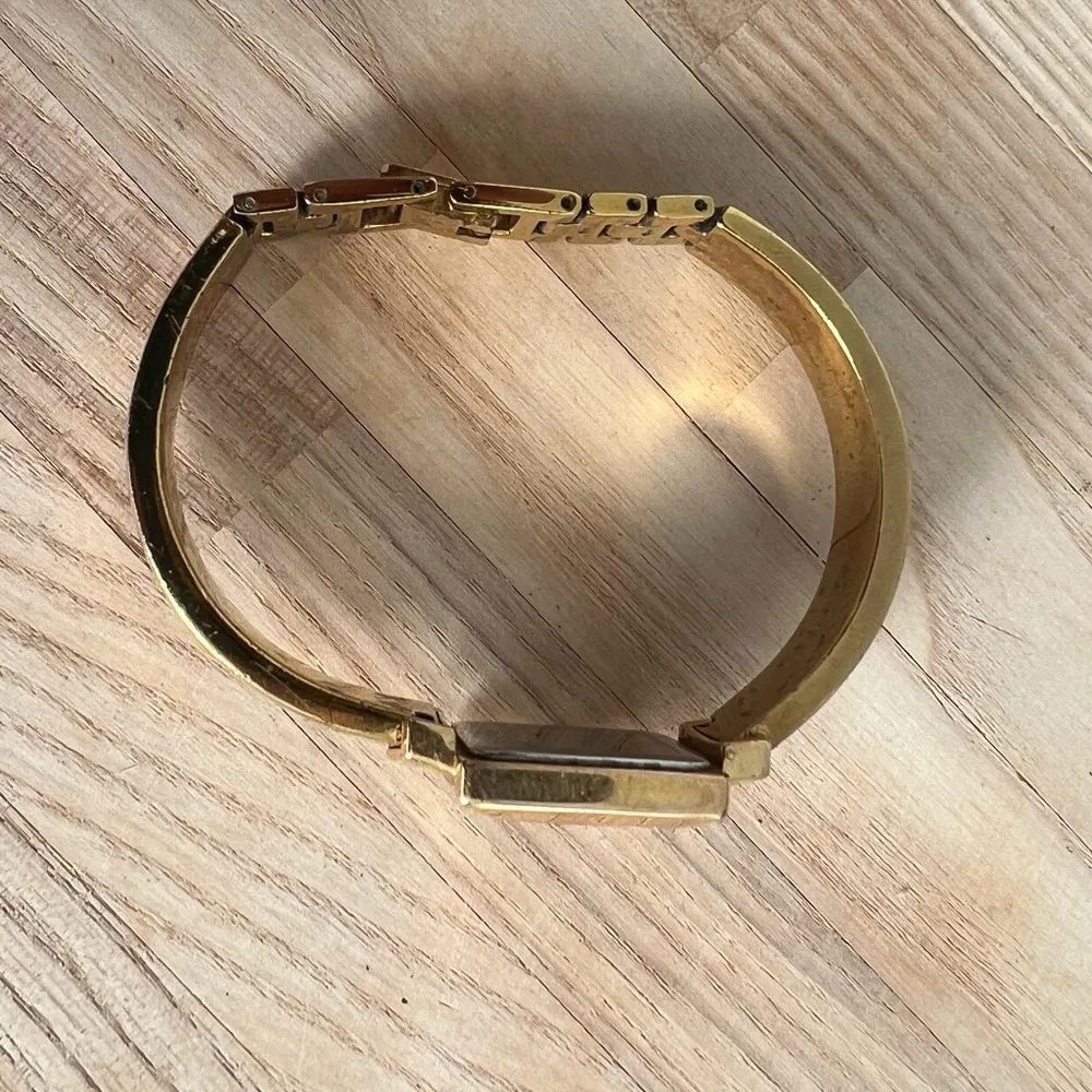 Bulova Gold Tone Vintage Ladies Watch Rare Quartz 97T47 - Image 9