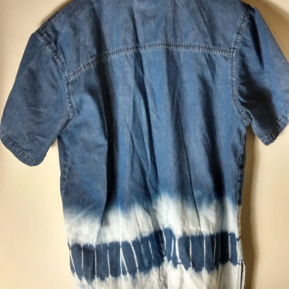 Jane Ashley L Tie Dye Denim Jeans Button Down Short Sleeved Top - Image 2