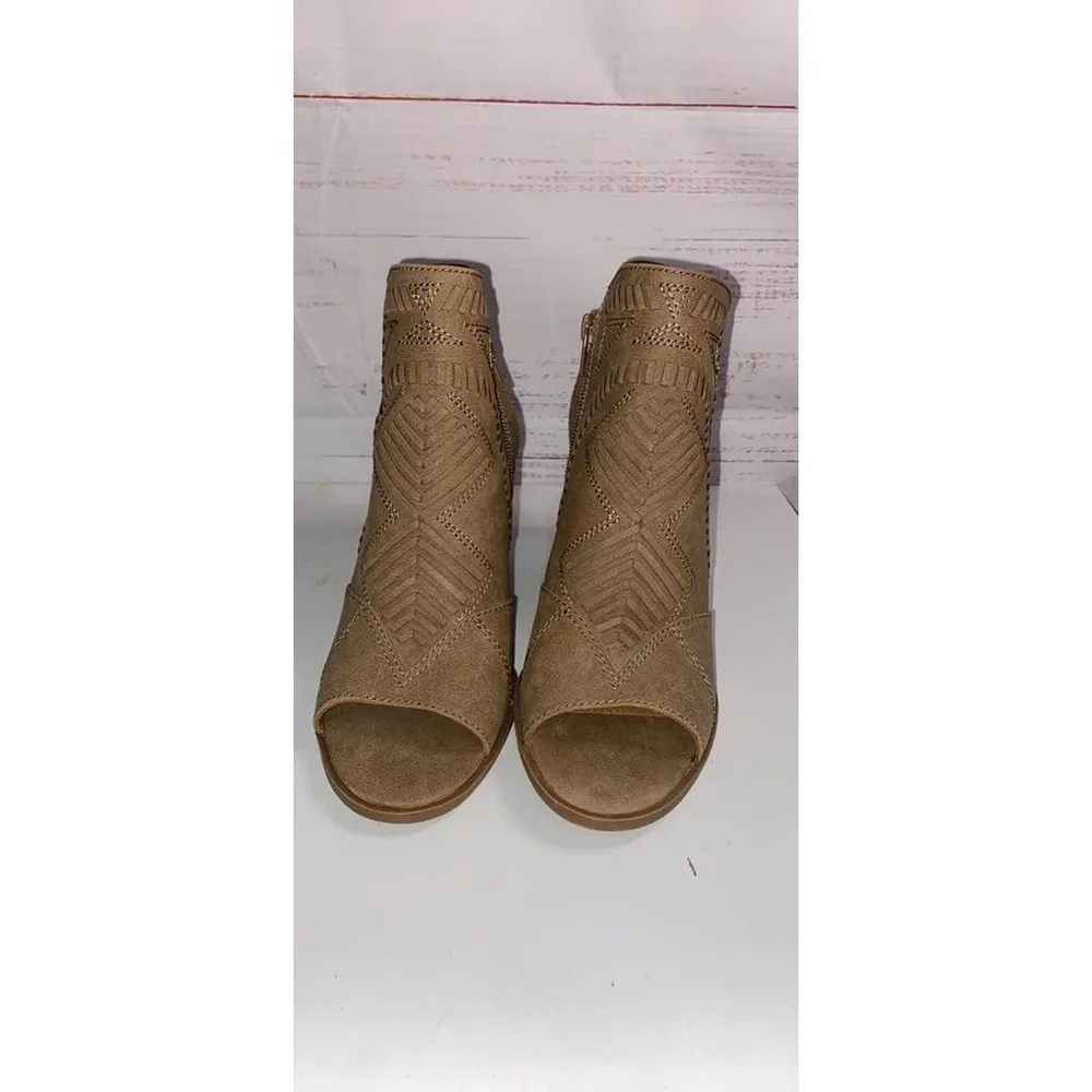 NWOT Universal Thread Women's Block Heel Booties US 7.5 - Image 3