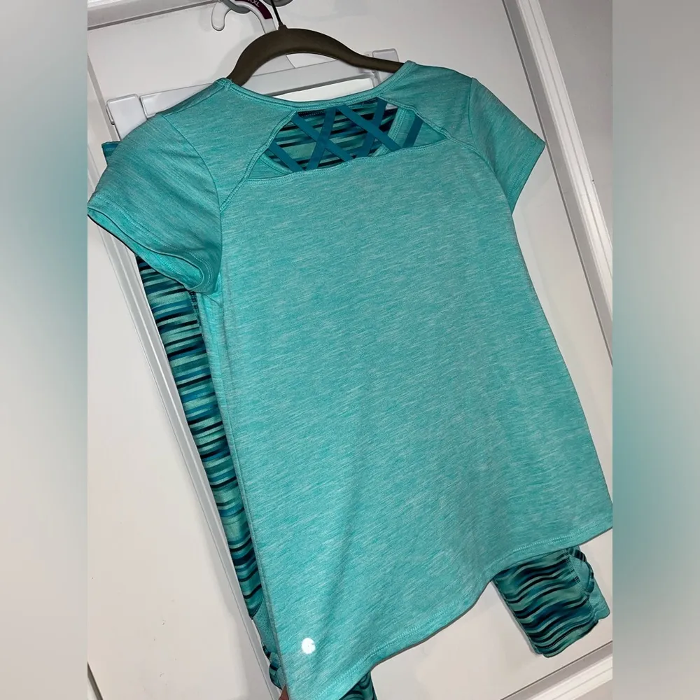 Champion 2 Piece Set Women’s TealCapri Leggings and Short Sleeve Top Size Large - Image 2