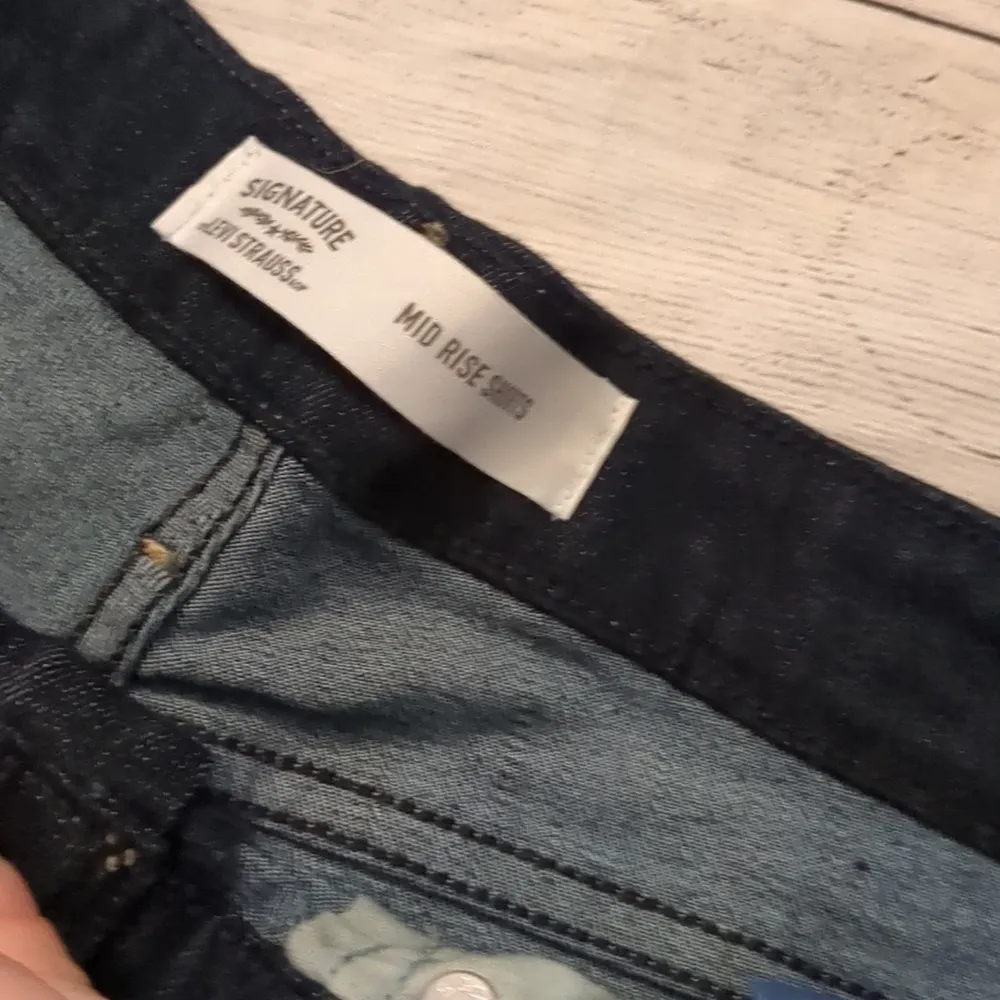 Levi's  signature mid rise cuffed shorts size 10 - Image 3