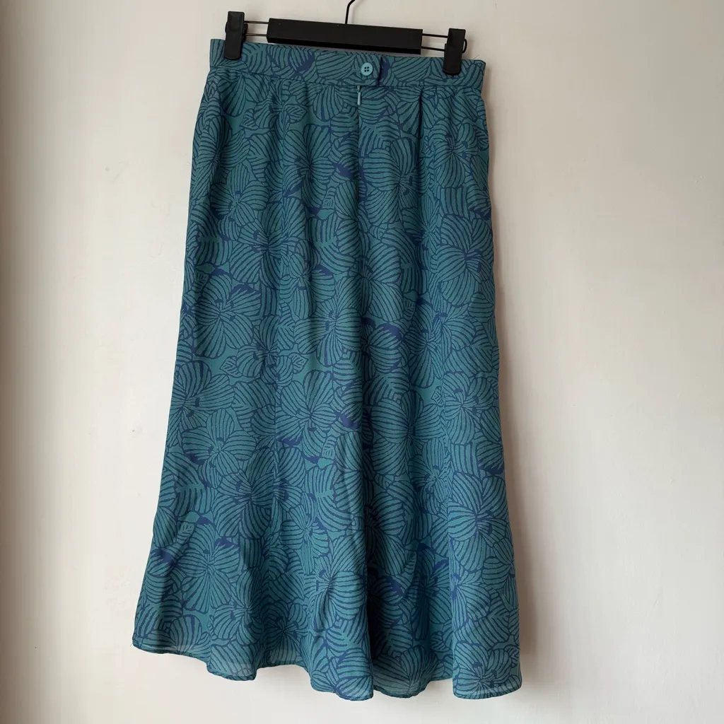 Vintage Carlisle Light & Dark Blue 100% Silk Floral A-line Midi Skirt 4 - Image 2