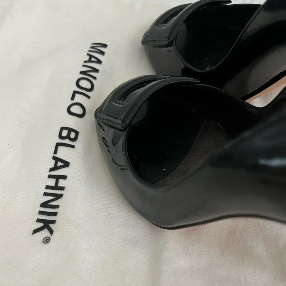 Manolo Blahnik Black Patent Leather Heels with Buckle - Image 13