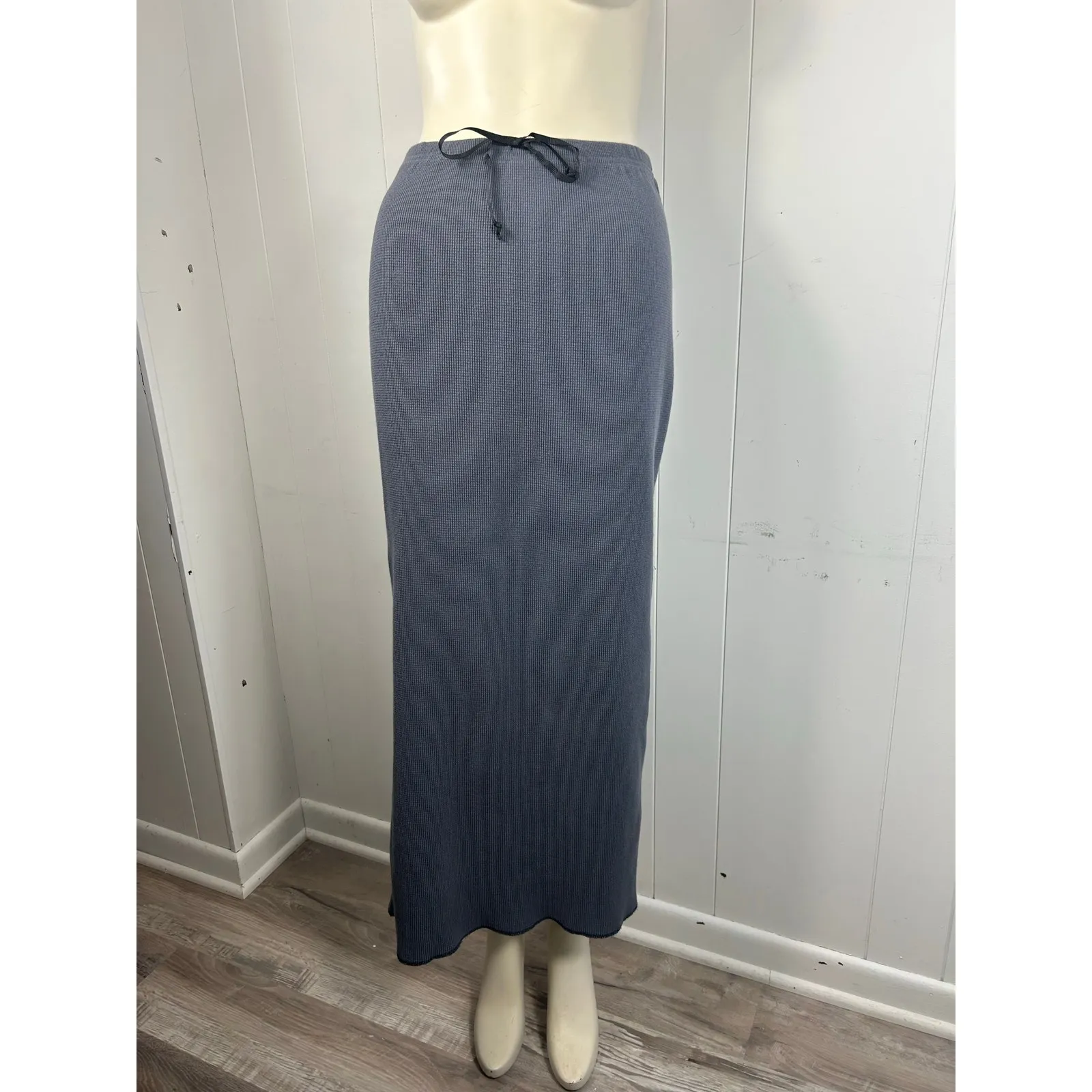 Fitigues Vintage Slim Midi Waffle Pencil Skirt in Bluish Gray. Size Medium Gray - Image 2