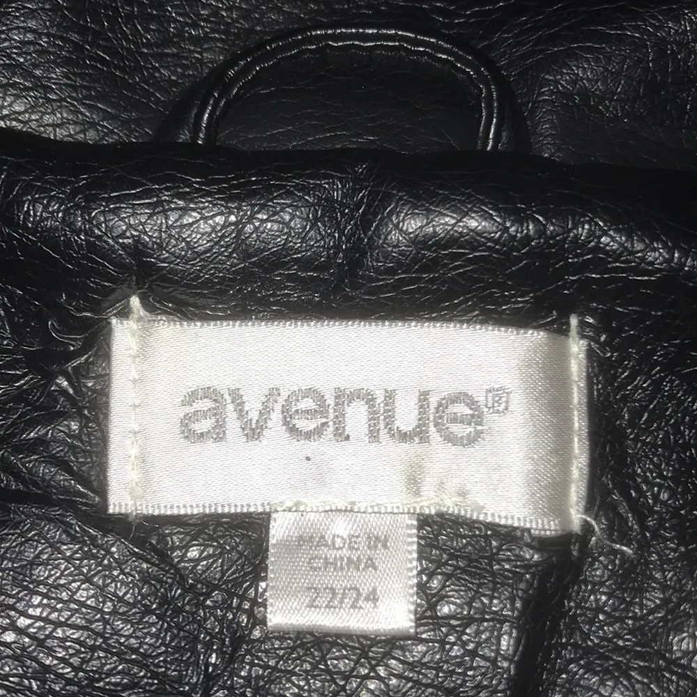 AVENUE faux leather zip up moto jacket 3 zipper pockets size 22/24 - Image 5