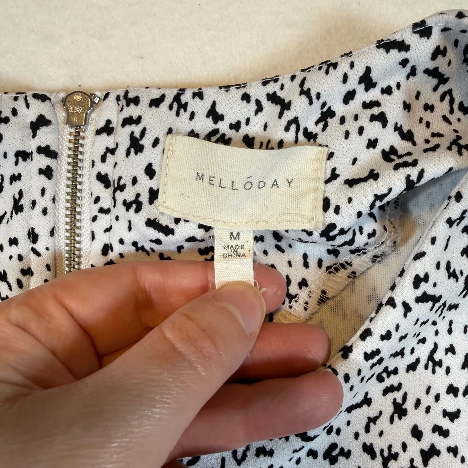 Melloday Womens Black White Speckled Print Short Sleeve Zipper detail Top Size M - Image 3