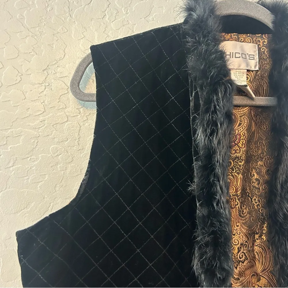 Chico's black quilted velvet paisley lined vest with rabbit fur size 2 large - Image 3