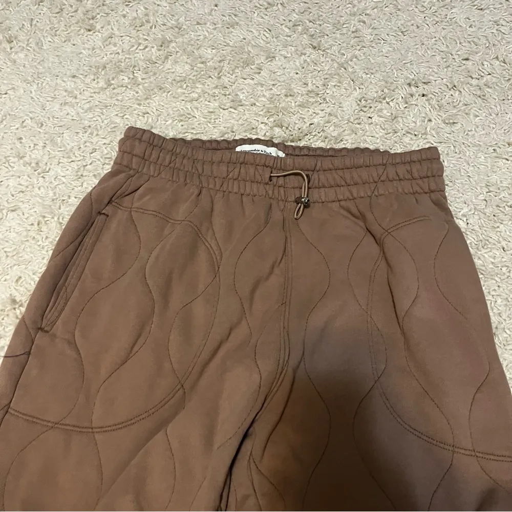 Abercrombie and fitch brown quilted sweatpants joggers size medium - Image 5