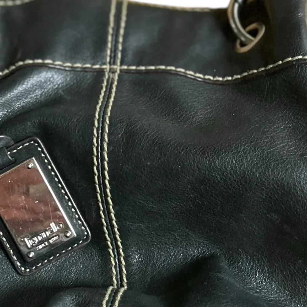 Tignanello Women's Black Leather Shoulder Bag‎ Multicolor Lining - Image 6