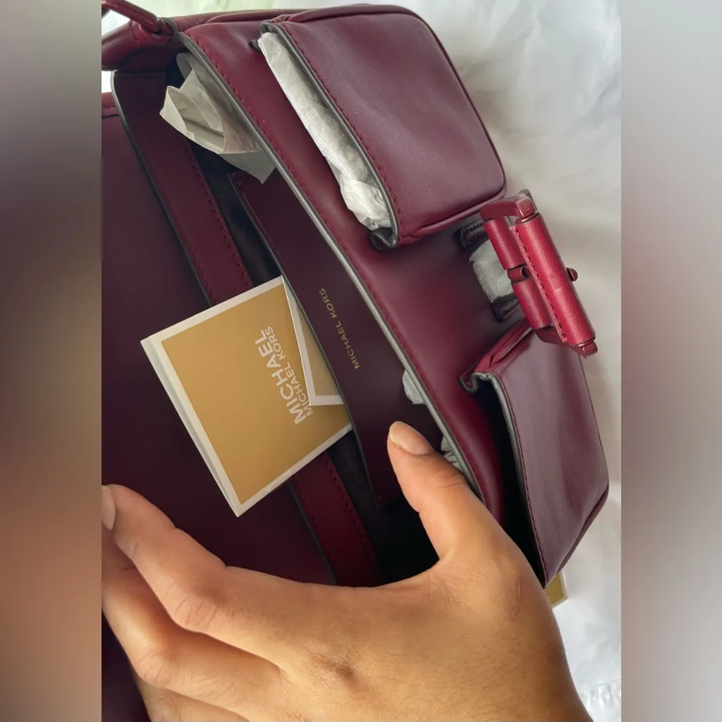 Michael Kors
Colby Medium Leather Shoulder Bag - Image 8