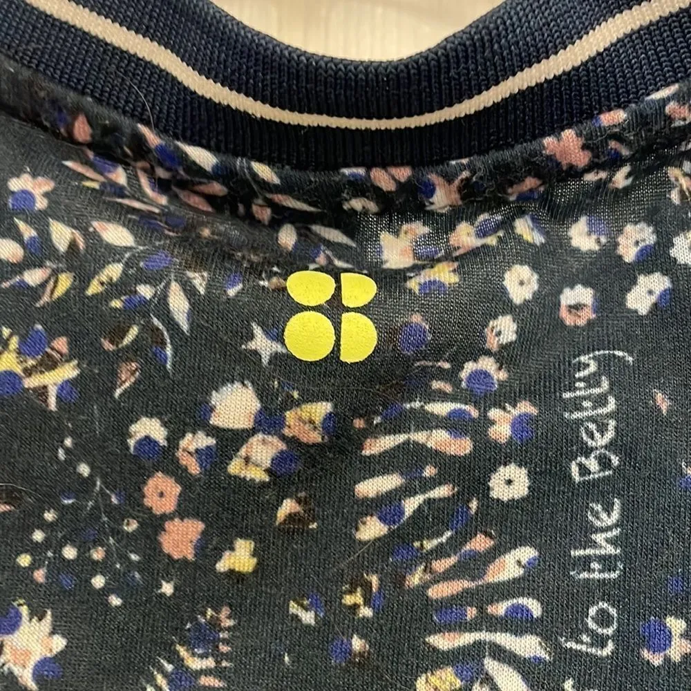 ✨Sweaty Betty London Navy Floral Cropped Muscle tank - Image 8