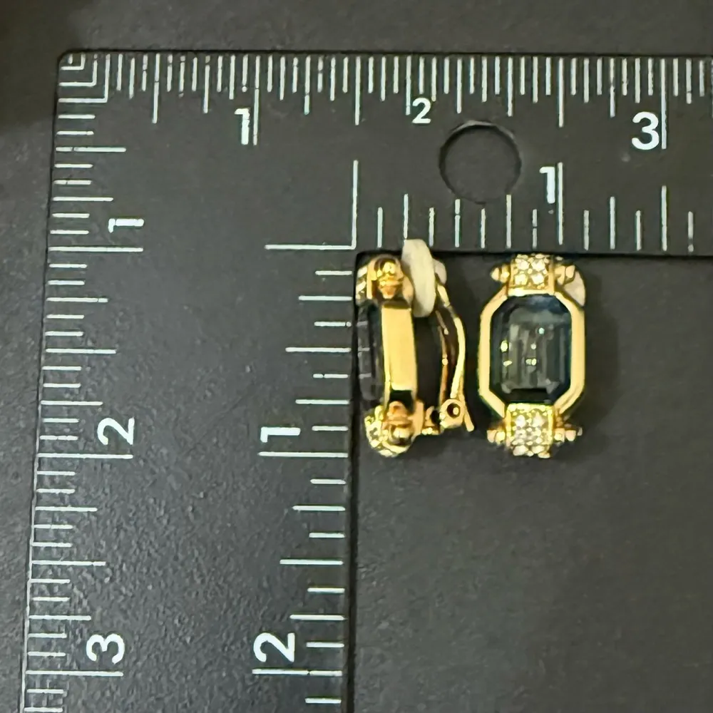 Vintage Unsigned Gold Tone Deep Teal Blue Emerald Cut Rhinestone Clip Earrings - Image 11