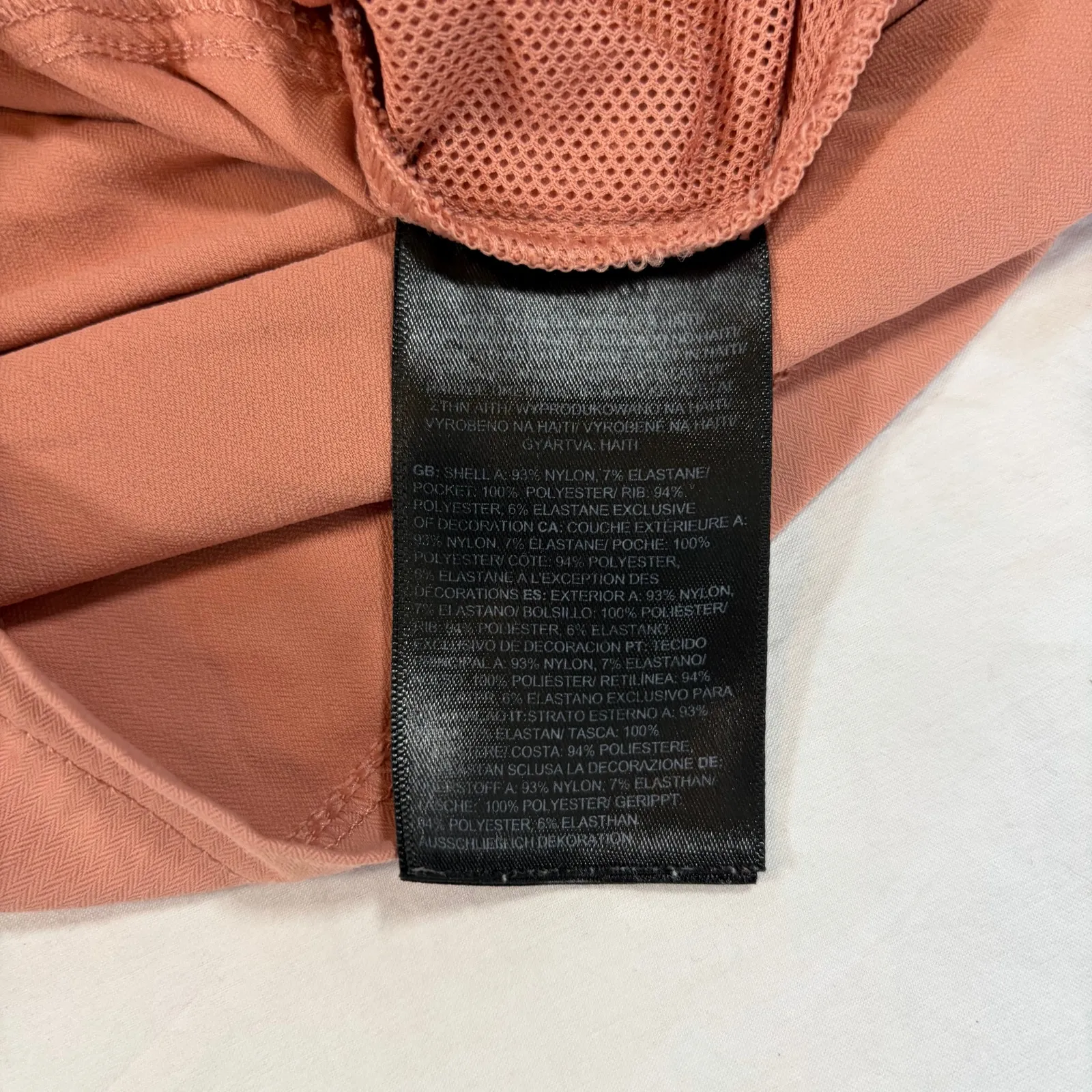 North face women’s pink running shorts. Size L
Athletic wear. Work out. - Image 5