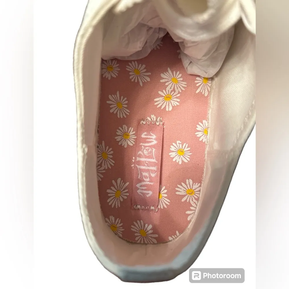 Women’s Mad Love White Sneakers Size 9 NWT - Image 4