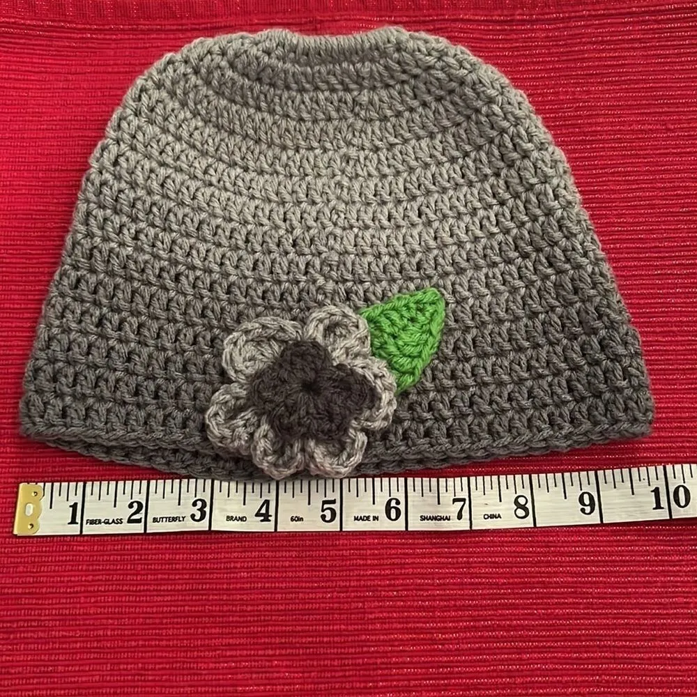 NWT Angelas Designs hand crocheted variegated grey ponytail hat flower accent Gray - Image 8