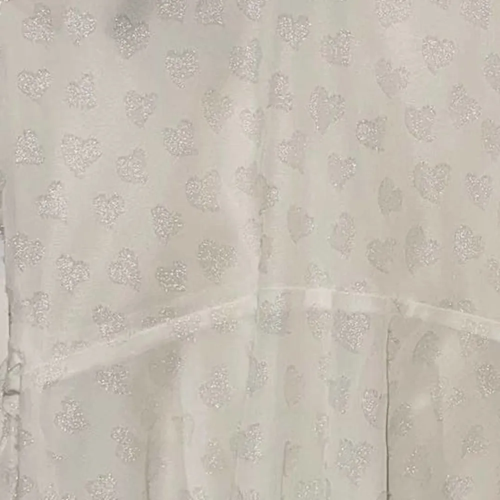 DESIGN LAB WHITE  SHIMMERY HEARTS FLUTTER SLEEVES TOP SIZE XS - Image 4