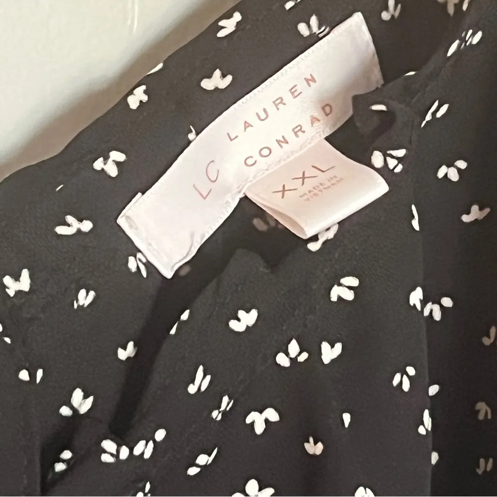 LC Lauren Conrad Floral Butterfly Design Lightweight Blouse Top Black XXL - Image 6