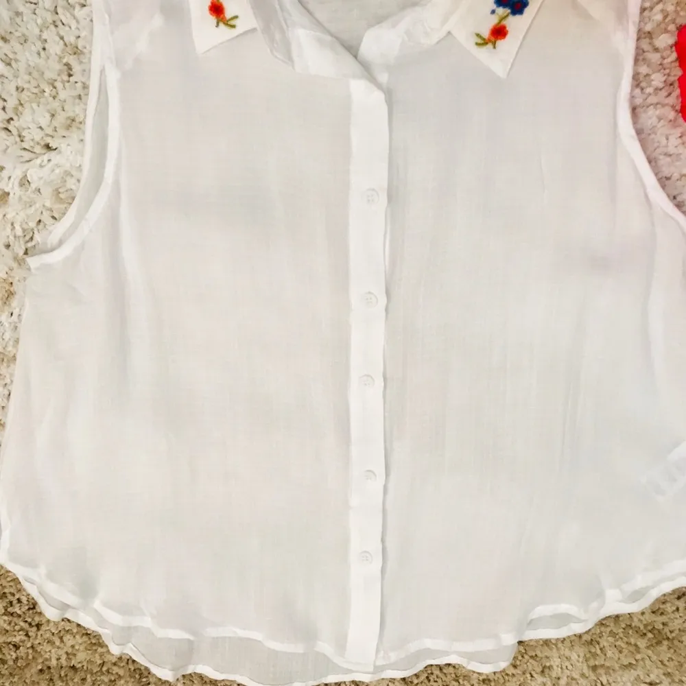 En Creme sheer sleeveless top white size medium - Image 4