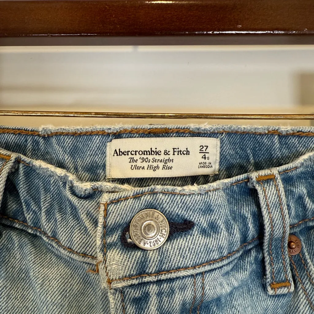 Abercrombie & Fitch The 90s Straight Ultra High Rise Light Blue Denim Jeans - Image 3