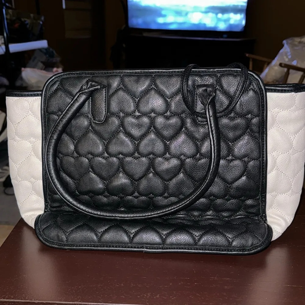 NWOT Betsey Johnson Pink Heart Quilted Tote Bag w/ attached cosmetic bag - Image 3